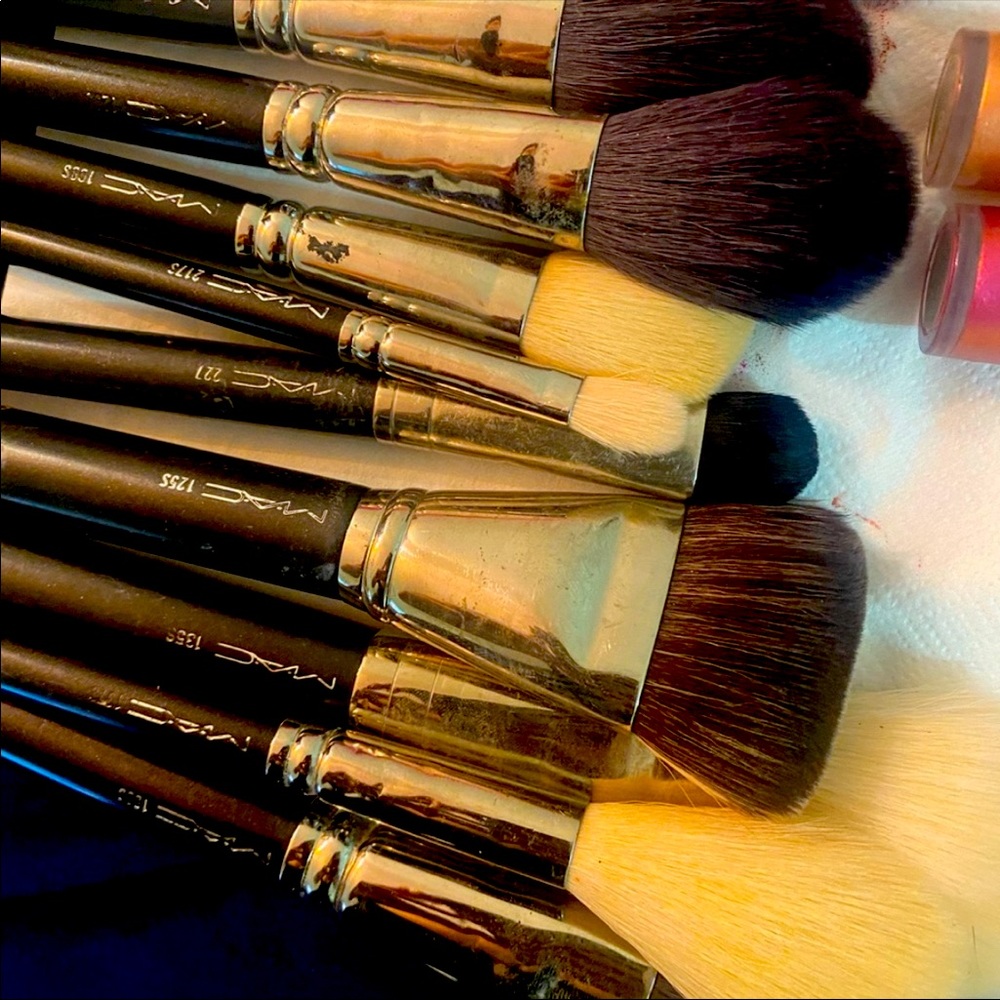 Authentic Mac brushes natural bristles